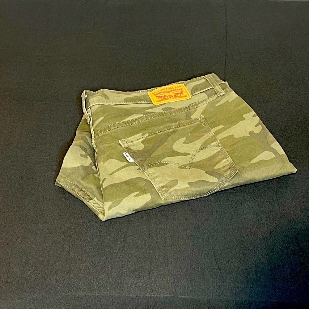 Levi’s Camo print 711 skinny ankle women’s jeans. Size 16W